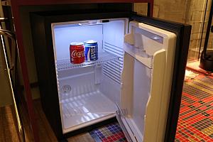 冷蔵庫の中の飲み物は無料です