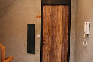 木目の部屋のドア