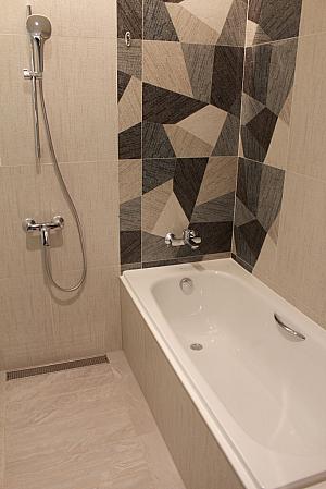 シャワーはバスタブ横の洗い場スペースに。タブ用の蛇口もあるので、シャワー中にお湯をためることも可能！