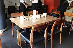 テーブルや椅子も木製で落ち着きます。