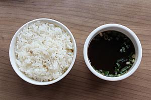 インディカ米にナンプラーが香るご飯とスープがつきます