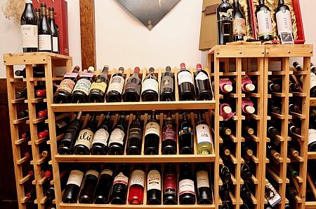 店内で開けるボトルは１本800〜3000元程度の価格帯で、1000元前後のお手軽なワインも多数