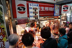 人気の豚肉屋さんは値段がきちんと表示されていました