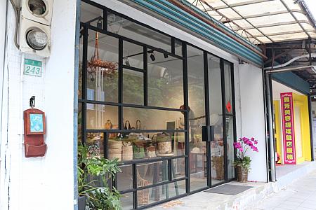 「河文Hbun」はタイヤル語、店頭はガラス張りで入りやすい雰囲気です