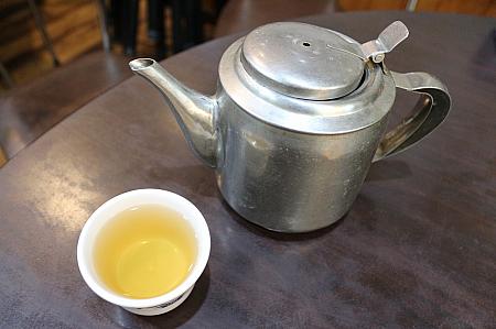 通常ウーロン茶だったり、ジャスミン茶だったりしますが、ここのお茶は麦茶でした～