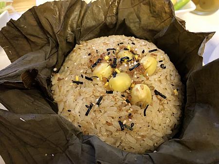 蓮の葉に包まれたご飯。お米は六甲のコシヒカリ！