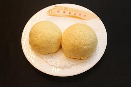 「雪山脆皮叉焼包」はメロンパンで甘く味付けしたチャーシューを包んだ香港で最近流行のグルメ。外はサクサク、中はジューシーのコントラストがたまりません