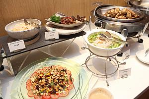 サラダ類も凝っていて生野菜を食べる機会の少ない台湾では嬉しい配慮