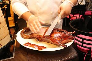 北京ダック「吊燒金陵片皮鴨」はテーブルで切り分けてくれます