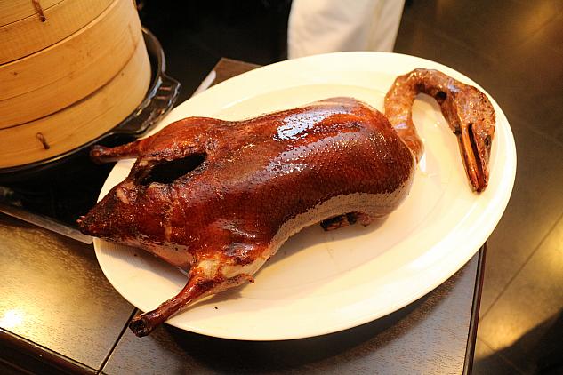 宜蘭産の上質な桜桃鴨を使った広東風北京ダッグは柔らかくて肉厚、しかもとってもジューシー