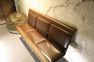 日本統治時代の電話や、診療所の待合室に置かれていた長椅子が歴史の証人の風貌を醸し出していました。