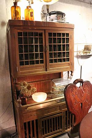 古いものに強く惹かれるというオーナー。店内は日本統治時代の貴重な家具や、年代物の置きもので溢れています。