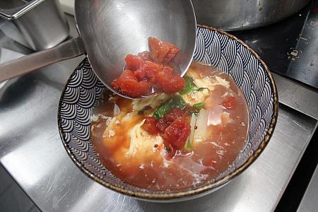 濃厚トマトスープは後入れでさらにおいしく！