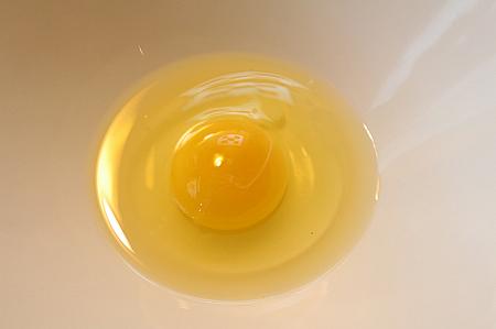 卵を割ると、三層になっているのが特徴で、まるでミルクのようなクリーミーな味でした。ごはんにかけて食べたい～！