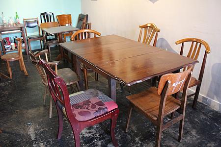 テーブルや椅子の大きさや形が様々な趣のある空間