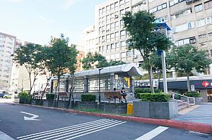 MRT「国父紀念館」駅出口1を出たら忠孝東路四段を正面に、右方向へ進みます。玉山銀行が入っているビルですが、入口が少々分かり辛い・・・