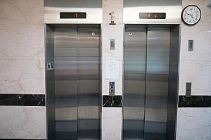 エレベーターはカードをかざさないと上がれないので、ビルの管理人さんに「11階」と告げましょう。11階の表札を指さしで伝えてもOKです。サロンの入り口に着いたら、チャイムを鳴らして到着を知らせましょう。