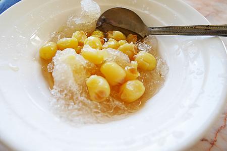 日本ではほとんど食べられない蓮の実がたっぷり乗ったかき氷です。柔らかい食感も楽しいです