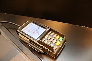 クレジットカード払いはこの機械を使います