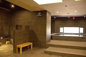 日本の温泉さながらの大浴場！温度ごとに3つの浴槽に分かれています