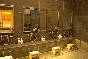 日本の温泉さながらの大浴場！温度ごとに3つの浴槽に分かれています