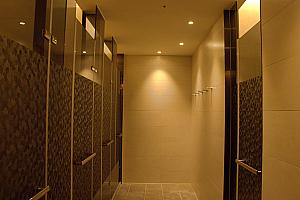 パウダールームやトイレは、女性らしい優雅なデザインでした。個室のシャワールームも完備