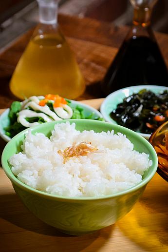 ほどよい粘りと、しっかりとした弾力が特徴の霧峰香米は、どこかもち米を思わせる満足感もあります。