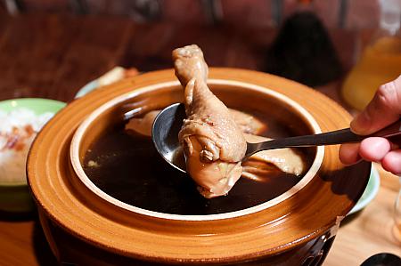 ホロホロの鶏肉にも、スープの味が染みています。