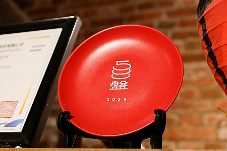店頭に飾られた赤いプレートは、この「500碗」受賞の証です