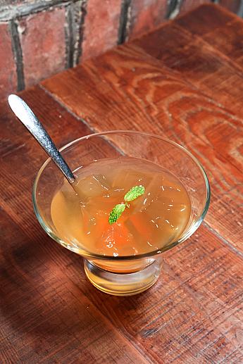 檸檬愛玉(レモン愛玉ゼリー) 60元。</b>独特の食感がクセになる愛玉ゼリーには、サトウキビシロップとレモン汁がかかっています。愛玉ゼリーをレストランで食べられるのもうれしい。