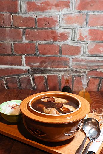 鍋の下にキャンドルが灯されているので、アツアツのままいただけるのもうれしい！