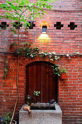 1階にある扉の奥は、中庭になっています