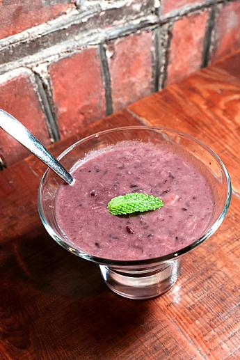 紅豆紫米芋頭露(小豆・紫米・タロイモのデザートスープ) 100元。</b>紫米のぷちぷちした食感と、小豆、タロイモのほどよい甘さがマッチした、やさしいデザートスープ。冬は温かい状態で提供されます。