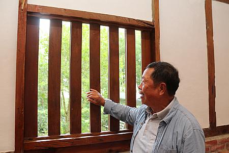特徴的なのは2重になった木製の窓。ガラスや網戸がなく、2枚をずらすことで風通しを確保します。
