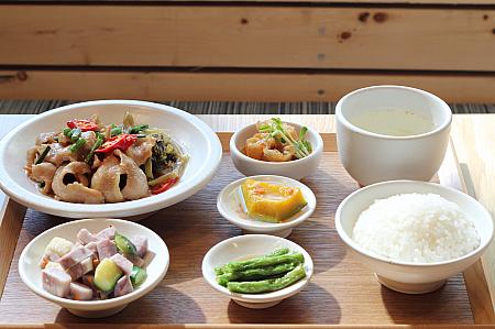 老酸菜炒松阪豬：客家式酸菜と豚トロの炒め物　260元