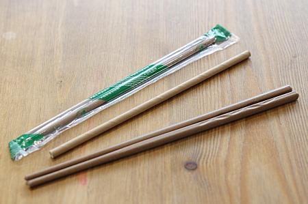 使用されているストローは紙製、お箸は稲の幹からできたもので環境にも気を遣っています