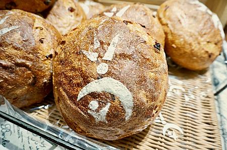 酒釀桂圓麵包(小200元/大360元)　赤ワインとくるみのほか、龍眼も練りこまれているのでややクセがありますがハマるとクセになるパン