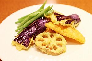 野菜の天ぷら。写真にはありませんが、コーンの天ぷらもイチオシ！