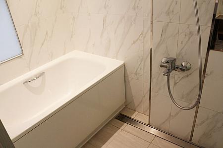日本風浴室で湯船の隣にシャワーエリアがある設計！ホテルの浴室ではめずらしいですね！嬉しい！