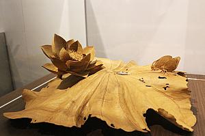 こちらは木彫。一般的に硬いとされる木ですが、柔らかさが表現されているところに職人の技を感じられます