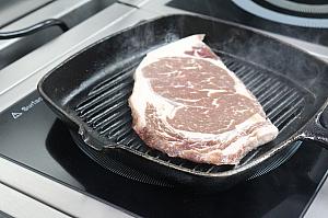 アメリカやオーストラリアの牛肉を使用。アメリカの牛は穀物を飼料としているので肉の繊維が細く、オーストラリアの牛は草を飼料としているので肉の繊維が太いのが特徴なんだとか。口当たりが違うので、メニューごとに使い分けています