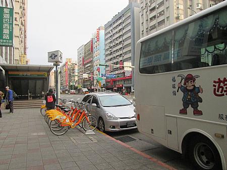 通常MRT「古亭」駅前より出発します。中型バスで定員25名