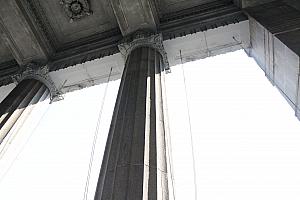 独特な柱は上に行くにつれてすぼんでいるデザイン