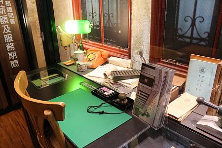 緑色のカバーが美しいアンティークランプが置かれた銀行員のデスク。台湾では「銀行灯」と呼ばれています