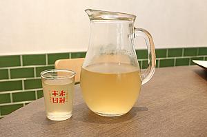 本日のお茶は「玉米鬚茶」。トウモロコシのヒゲを使ったお茶はスッキリと優しいお味