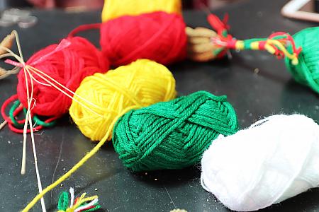 カラフルな糸で編み上げられる小米束