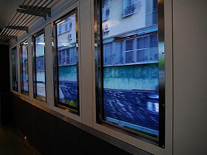 スクリーンには電車からの景色が映し出されていて、電車に乗っている気分を味わえます