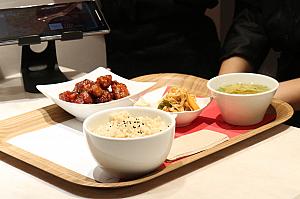 「金葉紅廚RED KITCHEN」は、日本料理職人金子真也氏、千葉憲二氏、辻田雄大氏、田中 剛氏の4人の料理人たちが生み出した新ブランドの四川料理。