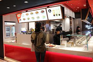 「金葉紅廚RED KITCHEN」は、日本料理職人金子真也氏、千葉憲二氏、辻田雄大氏、田中 剛氏の4人の料理人たちが生み出した新ブランドの四川料理。