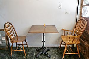 シンプルな木製のテーブルと椅子がいい感じ！